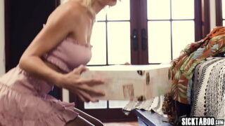Hardcore-Analsex für die geile blonde Lesbe Kenna James von zwei perversen lesbischen Freundinnen Vicki Chase und der geilen Katrina Colt